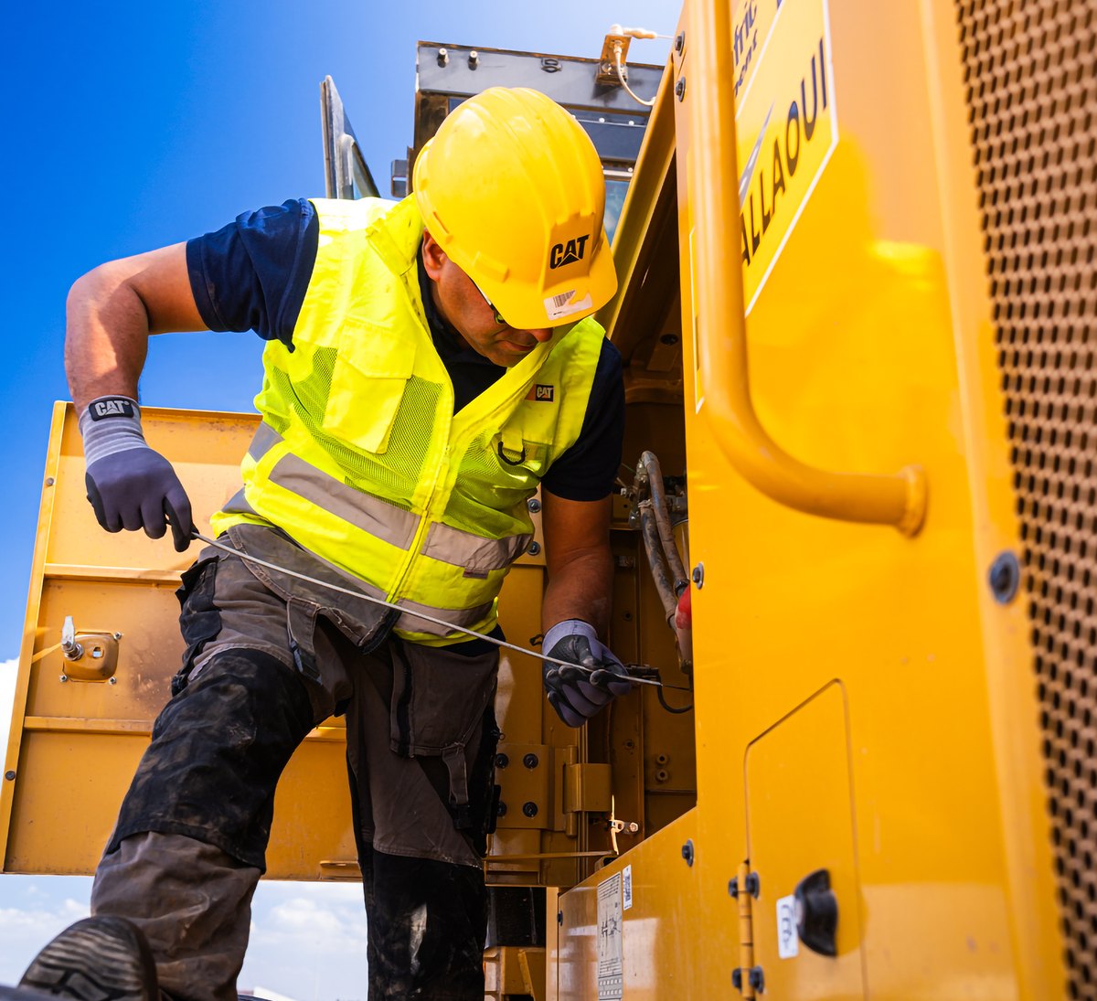 Technicien réalisant une intervention sur un équipement Cat